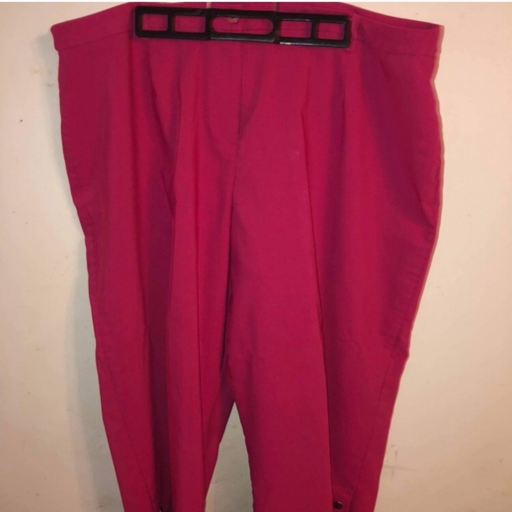 🌟3 for $30 🌟 Pink Capris with button detailing -  Sz 22